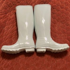 Hey shoppers, I’m selling mint green HUNTER boots.
